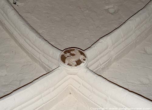 Sint-Amanduskerk van Wezeren WALSHOUTEM / LANDEN foto Het mooie kruisribgewelf van het gelijkvloers draagt een gewelfsleutel met daarop het Lam Gods.
