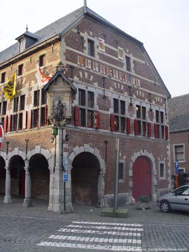 Stadhuis ('s Grevenhuis) BORGLOON foto Overzicht van de zijgevel met de wapenschilden van de Loonse steden, het Prinsbisdom Luik en het Duitse Keizerrijk.