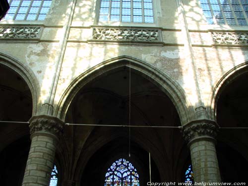 Sint-Jacobskerk ANTWERPEN 1 (centrum) / ANTWERPEN foto De pilaren van de middenbeuk met de gotische spitsbogen en daarboven een pseudo triforium dat herleid werd tot een kleine borstwering.