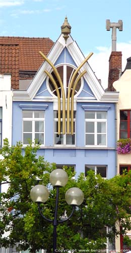 Blauw huis met versiering GENT foto 