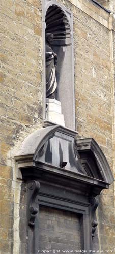Engels klooster BRUGGE foto De in 1802 dichtgemetselde ingang onder een gebogen fronton met een beeldnis.