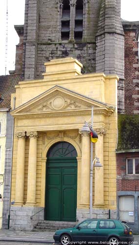 Sint-Margrietkerk TOURNAI / DOORNIK foto Voorgebouwd portaal.