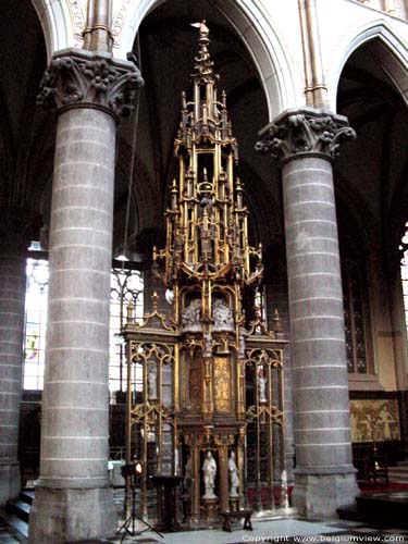 Sint-Martinuskerk KORTRIJK foto Laatgotische sacramentstoren uit 1585-1586 met een hoogte van 6,3 meter in gedeeltelijk vergulde Avesnesteen door Henrik Mauris
