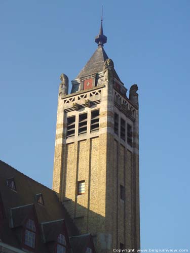 Stadhuis ROESELARE foto Moderne belforttoren werd achteraf toegevoegd.