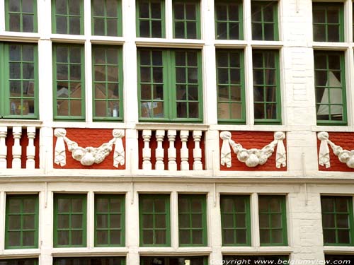 Huis uit 1706 GENT foto Let op de festoenen (guirlandes) en balusters die de borstweringen onder de kruiskozijnen versieren.