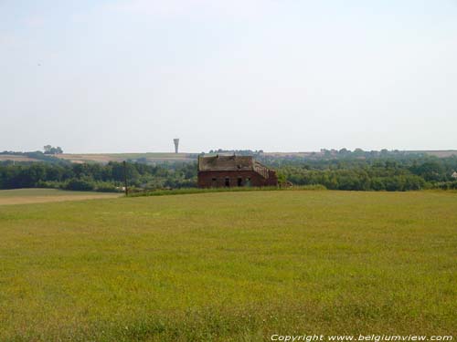 Left farm in landscape SHARP HILL - ZICHEM picture 