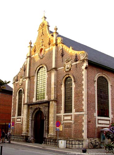 Sint-Gillis binnen Dendermondekerk DENDERMONDE foto De huidige, driebeukige kerk heeft een barokgevel, o.a. versierd door voluten, muurankers en natuurstenen steunberen die contrasteren met de bakstenen gevel, uit 1779-1780