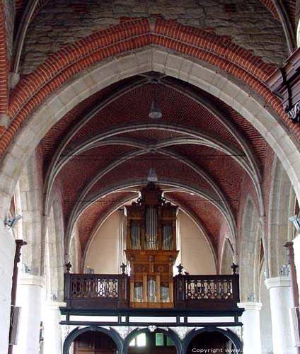 Sint-Machariuskerk LAARNE foto Het geheel is met kruisribgewelven overkluisd.  Het orgel uit 1672 werd gemaakt door Nicolas Langlez. In 1982 werd dit orgel gerestaureerd en opnieuw in gebruik genomen. 