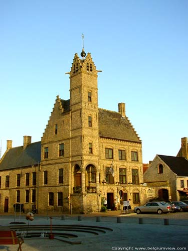 Oud stadhuis LO-RENINGE foto Overzicht op stadhuis met vooruitspringende belforttoren.