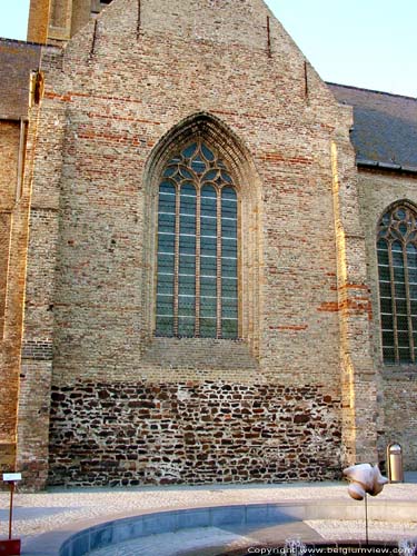 Sint-Pietersabdijkerk LO-RENINGE foto Muur met onderaan ijzerzandsteen en daarboven een spitsboogvenster.