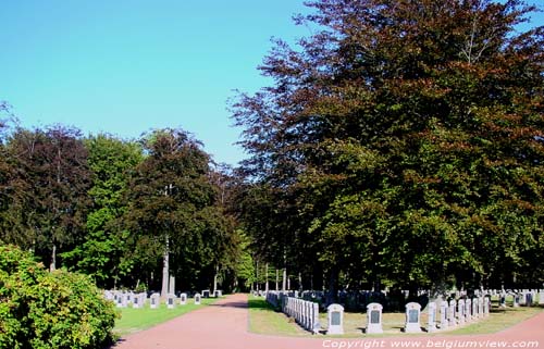 Belgisch militair kerkhof in het 'Vrijbus' HOUTHULST foto 