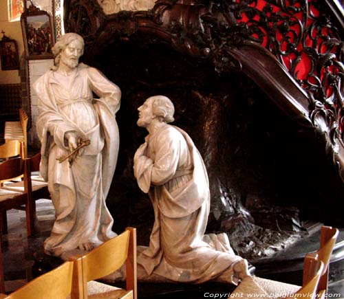 Sint-Bartholomeuskerk GERAARDSBERGEN foto De beeldengroep onder de preekstoel werd in 1770 gemaakt door de Bruggeling Petrus Pepers, en stelt Christus voor die de sleutels aan Sint-Pieter overhandigt. 