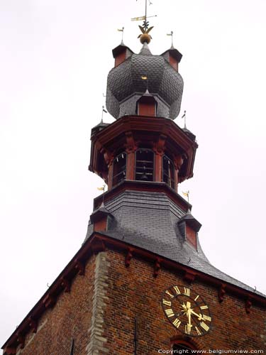 Belfort en halle TIELT foto Torenbekroning van het belfort van Tielt, waarin zich de beiaard bevindt. 