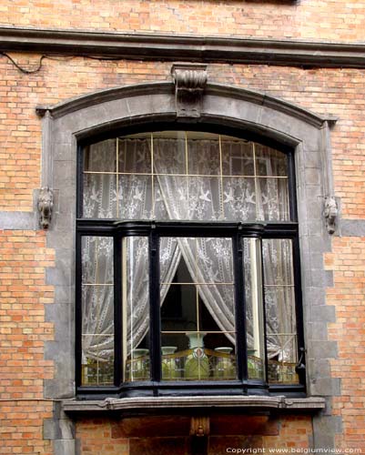 Eerste eigen Woonhuis Dierkens GENT foto Uitspringende venster van het gelijkvloers.