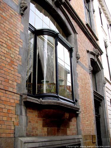 Eerste eigen Woonhuis Dierkens GENT foto Uitspringende venster van het gelijkvloers.