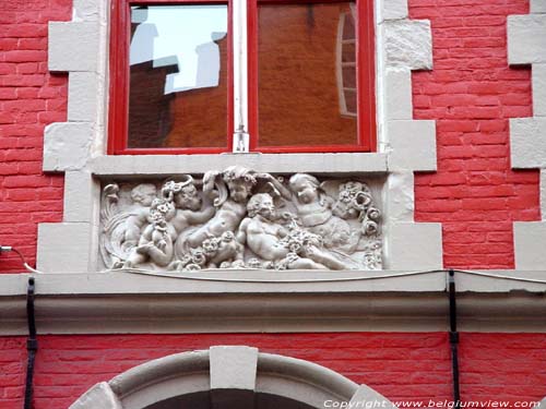 17e eeuwse barokke trapgevel BRUGGE foto de 4 gebeeldhouwde reliefs onder de vensters van de eerste verdieping,stellen de 4 jaargetijden voor. beeldhouwer Pyckery 1827-1894