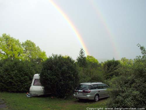 Regenboog op camping le Roptai (Ave-et-Auffe) ROCHEFORT foto Och... achter de struik mijn caravan, en voor de struik mijn auto (een Subaru Legacy op LPG... gekocht in occasie)