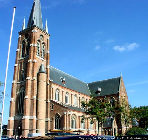 Sint-Amanduskerk (te Eke) NAZARETH foto De toren werd in op 1 november 1918 opgeblazen door de Duitsers.