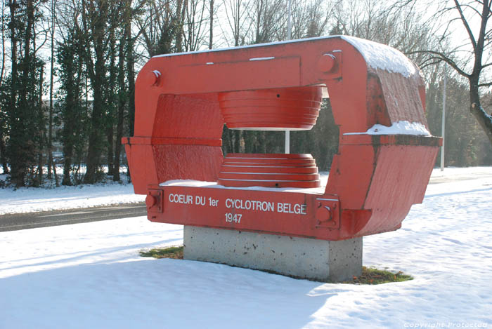 Le rouge du vieux cyclotron de Louvain la neuve LOUVAIN-LA-NEUVE / OTTIGNIES-LOUVAIN-LA-NEUVE photo 