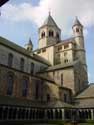 Sint-Gertudis NIVELLES / NIJVEL foto: Zicht vanuit de kloosteromgang
