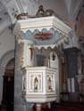 Sint-Nikolaus RAEREN foto: De kerk bevat een wit gekleurde preekstoel die goudkleurig versierd werd.