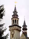 Stadhuis en belfort AALST foto: De vierkante belforttoren zelf kwam er pas in 1460 en herbergt sindsdien de beiaard. De toren wordt bekroond sierlijke weergang en daarboven door een achthoekige klokkenkamer. 