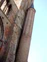 Onze-Lieve-Vrouwekerk DAMME foto: Traptoren die de toren flankeert en de stenen wenteltrap bevat langs deweleke je de toren kunt beklimmen.
