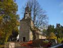 Sint-Étiennekerk van Waha MARCHE-EN-FAMENNE foto: Overzicht met vooraan de eeuwenoude lindeboom.