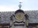 Hofkamer ANTWERPEN 1 (centrum) / ANTWERPEN foto: Het uurwerk is gedateerd 14-9-1772.  De halsgevel werd bekroond met een armilaarsfeer.