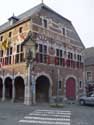 Stadhuis ('s Grevenhuis) BORGLOON foto: Overzicht van de zijgevel met de wapenschilden van de Loonse steden, het Prinsbisdom Luik en het Duitse Keizerrijk.