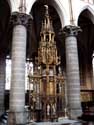 Sint-Martinuskerk KORTRIJK foto: Laatgotische sacramentstoren uit 1585-1586 met een hoogte van 6,3 meter in gedeeltelijk vergulde Avesnesteen door Henrik Mauris