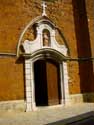 Onze-Lieve-Vrouwekerk DIEST foto: Barok portaal in arduin dat contrasteert met de gotische kerk in ijzerzandsteen