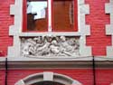 17e eeuwse barokke trapgevel BRUGGE foto: de 4 gebeeldhouwde reliefs onder de vensters van de eerste verdieping,stellen de 4 jaargetijden voor. beeldhouwer Pyckery 1827-1894